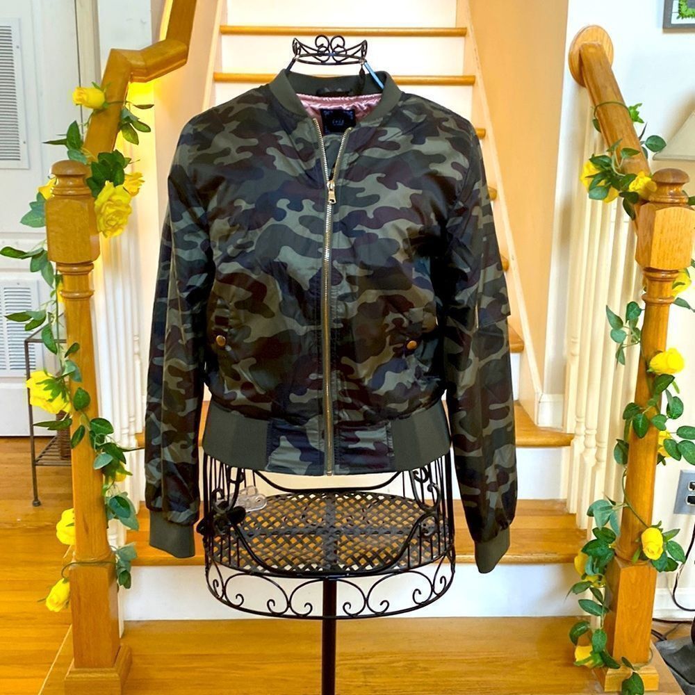 ✨💚 Iris Los Angeles Camouflage Pattern Puff Pink Lining Jacket✨ ✨💚